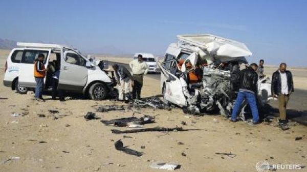 حافلة صغيرة تحطمت في حادث على طريق بمحافطة البحر الاحمر المصرية
