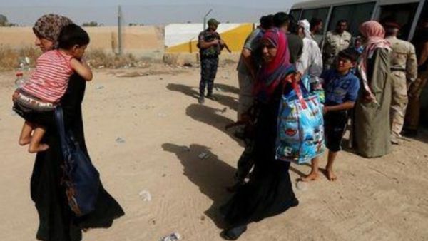 مدنيون عراقيون فروا من منازلهم بسبب الاشتباكات يتجمعون في مخيم جنوب الفلوجة
