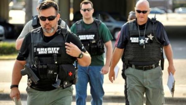 عناصر من قوات الأمن اثناء التحقيق في واقعة إطلاق نار بملهى ليلي للمثليين في ولاية فلوريدا الأمريكية يوم الاحد
