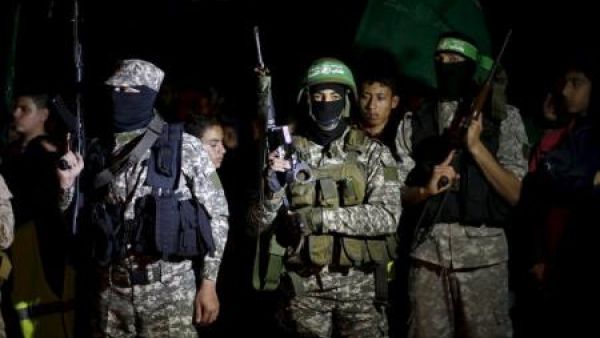 مسلحون من حماس أثناء مسيرة في مدينة غزة
