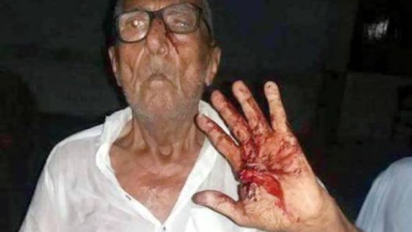 شرطي باكستاني يضرب عجوزا هندوسيا لانه لم يكن صائما 