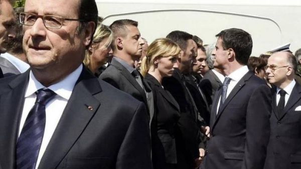 شرطي فرنسي يرفض مصافحة الرئيس هولاند