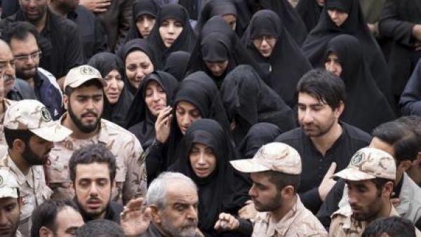 أشخاص يشيعون في طهران أمين كريمي أحد أفراد الحرس الثوري الايراني الذي قتل في سوريا 
