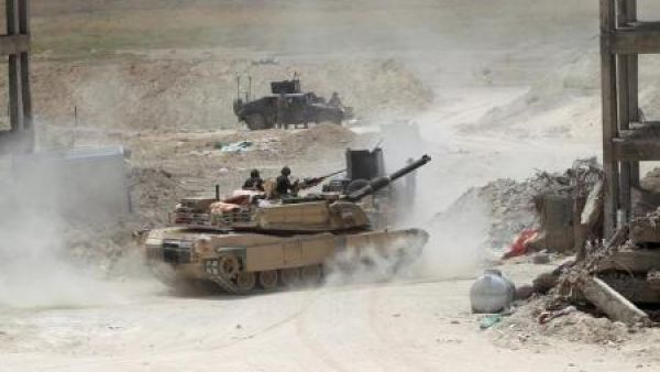 أفراد من الجيش العراقي على أطراف الفلوجة يوم الجمعة
