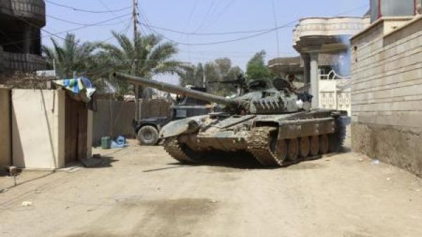 دبابة تابعة لقوات الأمن العراقية في بلدة هيت بمحافظة الأنبار 
