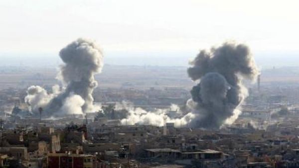 ارشيف/ دخان يتصاعد من موقع استهدفته غارات جوية أمريكية في العراق
