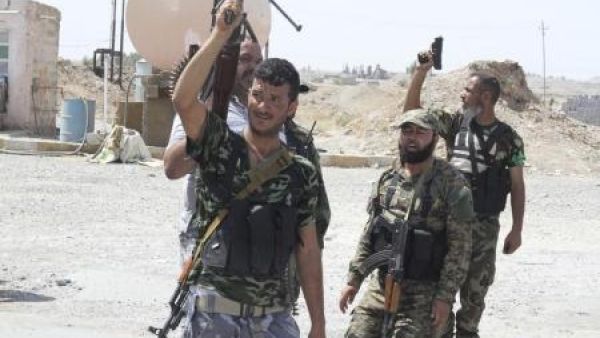 مقاتلون شيعة في مدينة طوزخورماتو بالعراق
