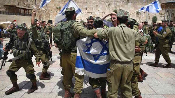 آلاف الإسرائيلين يحتفلون باحتلال القدس الشرقية
