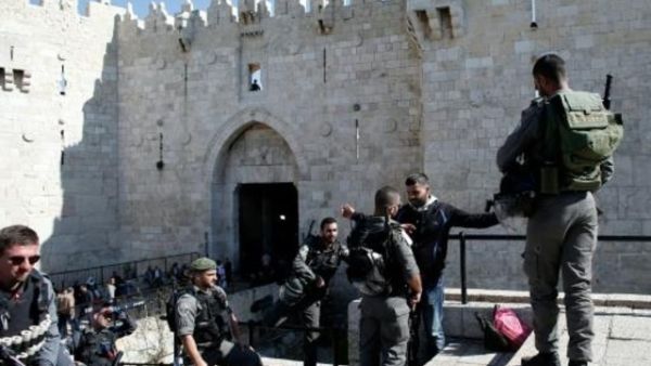 الشرطة الاسرائيلية تفتش فلسطينيا عند باب العمود في القدس القديمة
