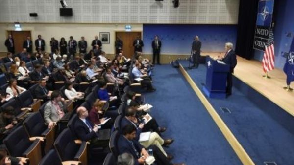 وزير الخارجية الاميركي جون كيري خلال مؤتمر صحافي في مقر الحلف الاطلسي في بروكسل
