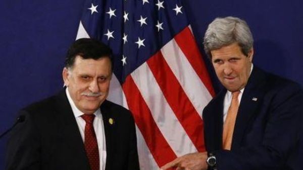 وزير الخارجية الأمريكي جون كيري مع فائز السراج رئيس الوزراء بالحكومة الليبية الجديدة 
