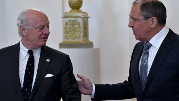 وزير الخارجية الروسي سيرغي لافروف مع الموفد الدولي ستافان دي ميستورا في موسكو
