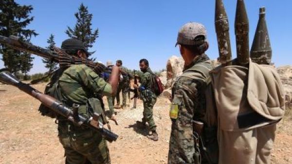 مقاتلون من تحالف قوات سوريا الديمقراطية يحملون أسلحتهم في منبج 
