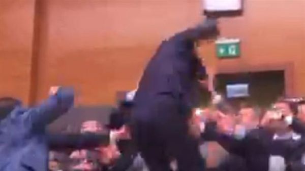 تبادل لكمات وتراشق بالقوارير في البرلمان التركي 