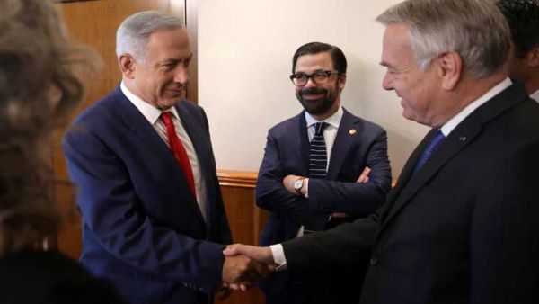 وزير الخارجية الفرنسي جان مارك ايرولت مصافحا رئيس الوزراء الاسرائيلي بنيامين نتنياهو