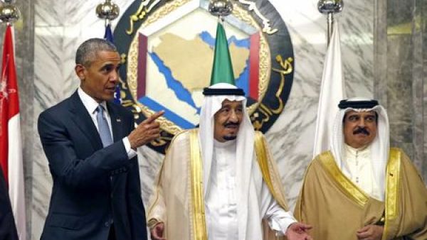 الرئيس الأمريكي باراك أوباما (الى اليسار) يتحدث مع العاهل السعودي الملك سلمان (في المنتصف) وملك البحرين حمد بن عيسي آل خليفة في الرياض يوم الخميس
