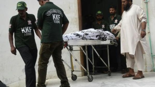 نقل جثة شرطي قتل في اطلاق نار في كراتشي
