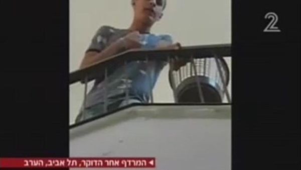 بثت الشبكة العاشرة للتلفزيون الاسرائيلي شريط فيديو يظهر فيه فلسطيني عند مدخل بناء يقف قرب السلالم وهو يمسك بسكين بعد الحادثة