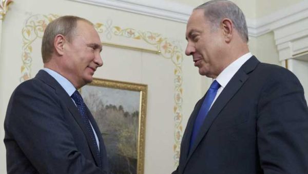 رئيس الوزراء الاسرائيلي بنيامين نتانياهو مصافحا الرئيس الروسي فلاديمير بوتين