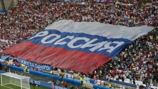 جماهير روسية تحمل علما ضخما لروسيا أثناء مباراة منتخب بلادها أمام انجلترا في بطولة أوروبا لكرة القدم
