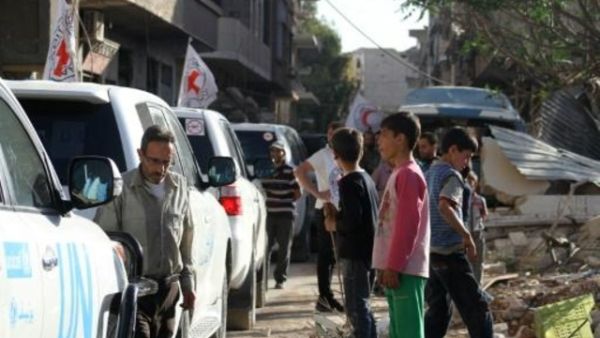 قافلة مساعدات للصليب الاحمر الدولي والهلال الاحمر السوري والامم المتحدة بعيد دخولها الى داريا المحاصرة جنوب غرب العاصمة السورية دمشق
