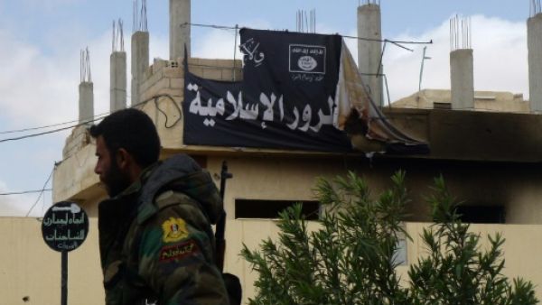 جندي سوري في تدمر بعد استعادتها من داعش
