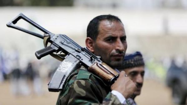 أحد رجال القبائل الموالين للحوثيين في صنعاء يوم الاحد
