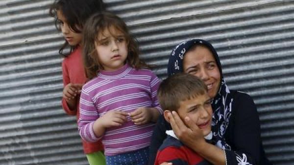 أم وأطفالها في الشارع بعد قصف لبلدة كلس التركية
