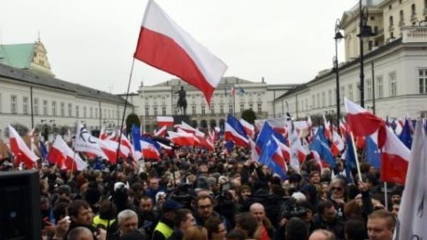 240 الف متظاهر ضد الحكومة في شوارع وارسو