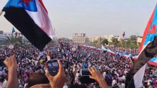انصار “الحراك الجنوبي” يتجمعون في عدن للمطالبة بالانفصال
