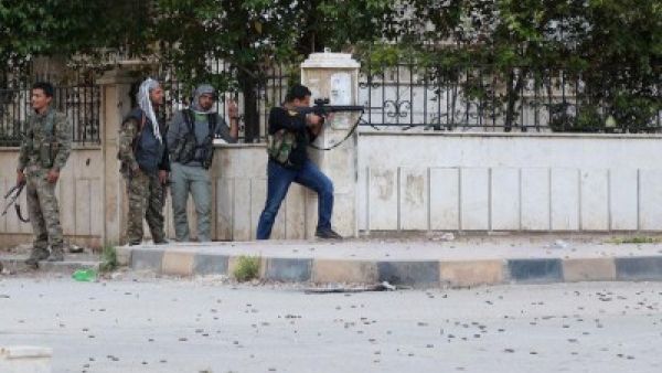 معارك بين موالين للنظام السوري والأكراد في القامشلي
