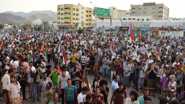 Yemeni protesters take part in a demonstration to commemorate the anniversary of independence from British colonial rule and demand the secession of their formerly independent region, in the southern city of Aden, on Oct. 14, 2015. (AFP/Saleh al-Obeidi)