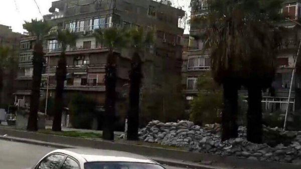 قوات النظام تضع المتاريس لأول مرة بـ #شارع_التجارة في #دمشق بعد تقدم الثوار