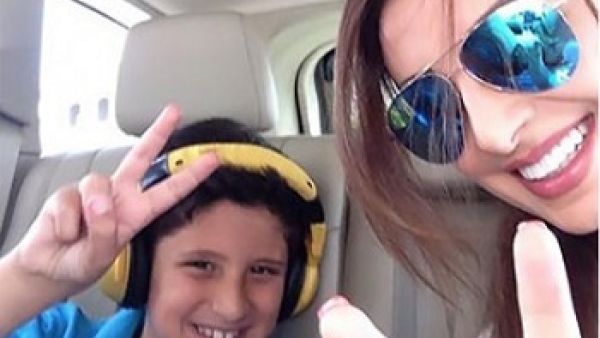 أنغام تسافر مع ابنها في رحلة علاج 