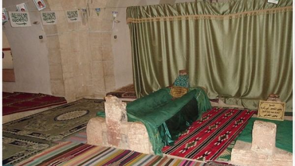 قام الباحث السوري كامل شحادة بإجراء دراسة لتحديد موقع الضريح بدقة