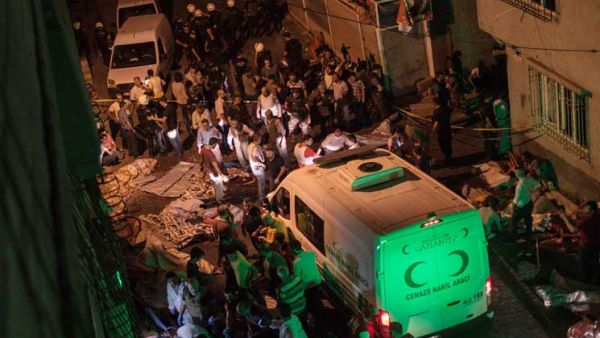 سيارات الإسعاف والشرطة طوقت المكان على الفور - الأناضول
