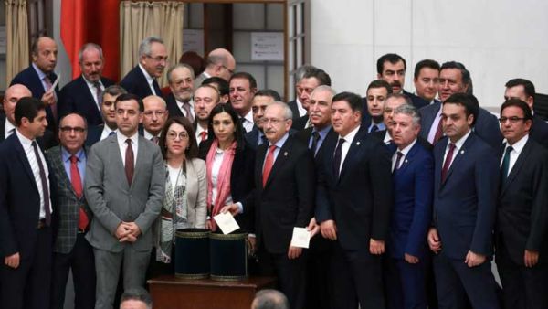 نال نص المشروع 339 صوتا أي أكثر بتسع اصوات من غالبية الثلاثة اخماس