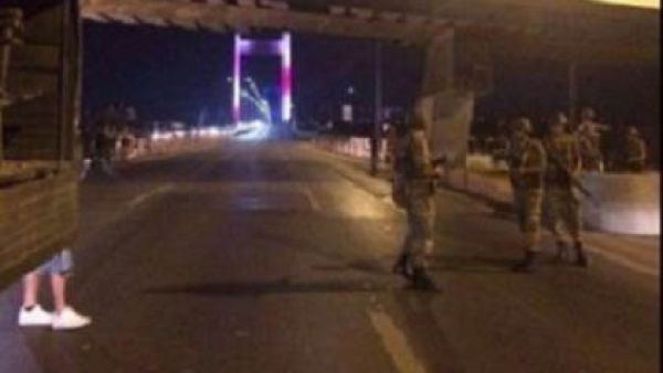 مشهد مروع.. مروحية انقلابية تمطر المدنيين الأتراك بنيرانها
