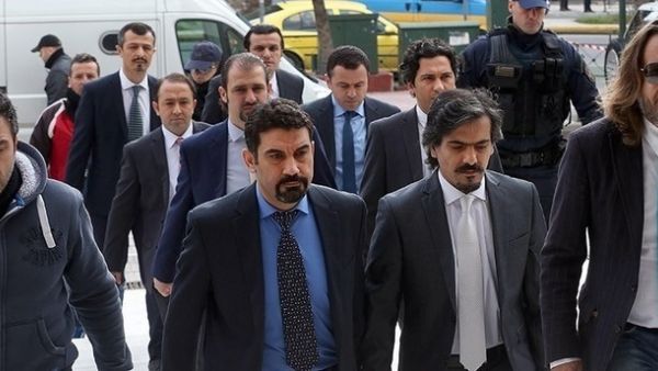 مشاركون أتراك فارين إلى اليونان أثناء اصطحابهم إلى المحكمة العليا في اثينا  