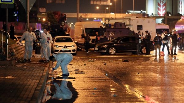 يدقق رجال الأمن في التسجيلات التي التقطتها الكاميرات في المنطقة، للتعرف على هوية واضعي القنبلة