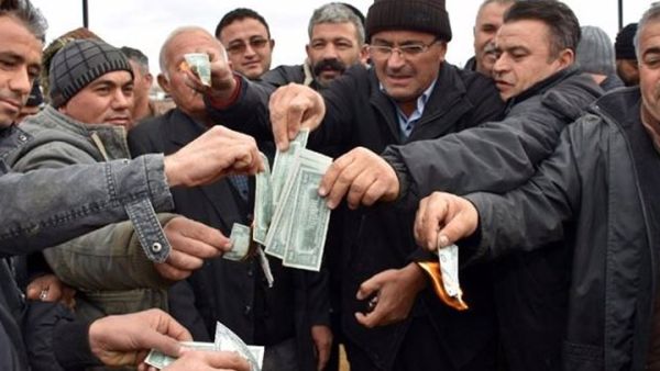 هكذا استجاب الأتراك لطلب أردوغان لإنقاذ الليرة 