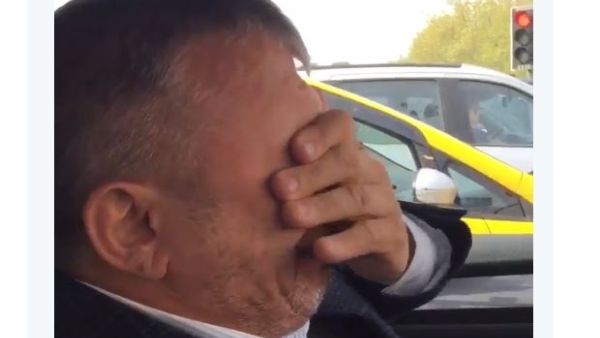 تركي يبكي ما وصلت إليه حال المسلمين