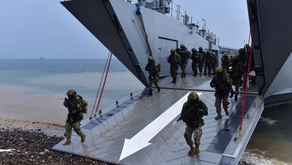 شملت المناورات عمليات إنزال بحري بمشاركة مركبات برمائية لمشاة البحرية