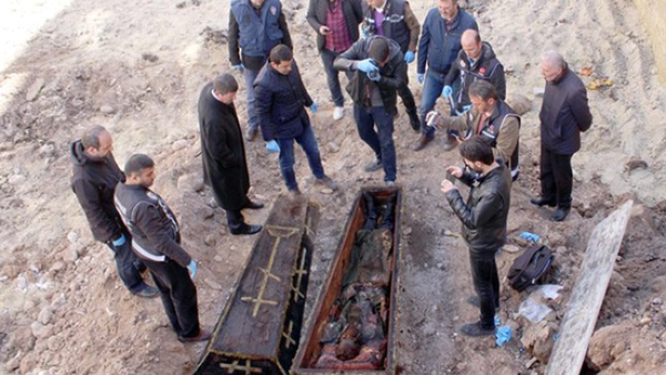 عمال أتراك يكتشفون تابوتا أثناء الحفر.,