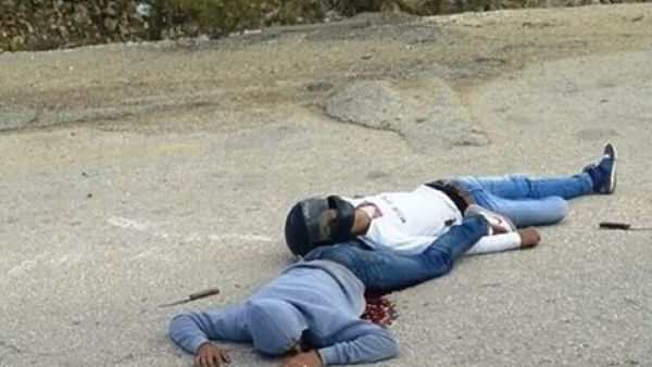 شابان فلسطينيان زعمت القوات الاسرائيلية محاولتهما طعن جنود، فقتلت احدهما واصابت اخر بجروح بليغة

