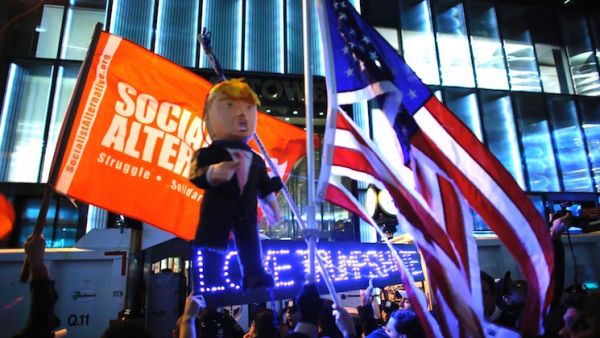 آلاف يتظاهرون في أجزاء مختلفة من أمريكا احتجاجاً على فوز ترامب
