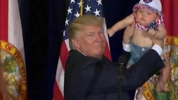 ترامب يحمل طفلا على خشبة المسرح خلال تجمع بفلوريدا