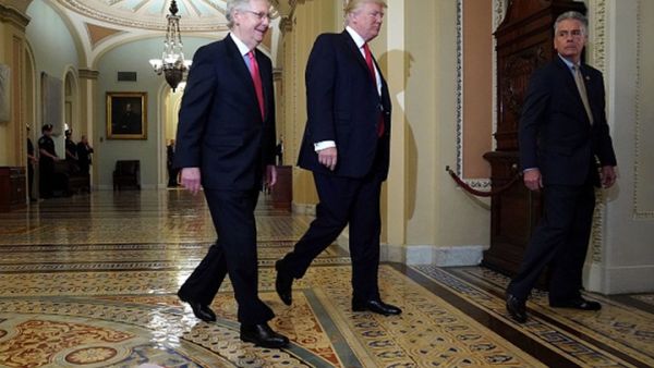 صاح الرجل على بعد أمتار من الرئيس الأمريكي "ترامب يعني الخيانة" 
