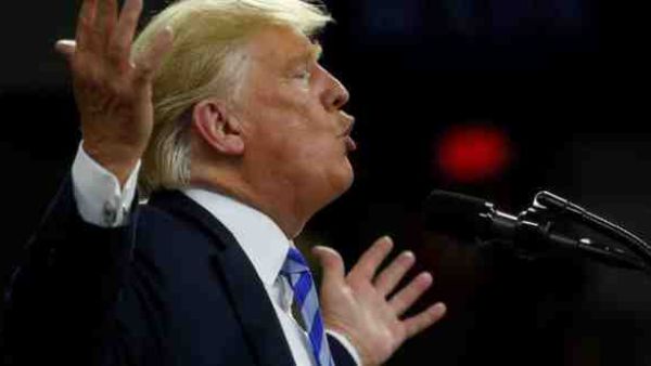 يضيق الخناق على ترامب لكن ما زال عزله صعبا 