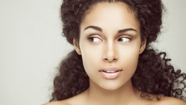 تتسم الفتاة السمراء بالنعومة (shutterstock.com)